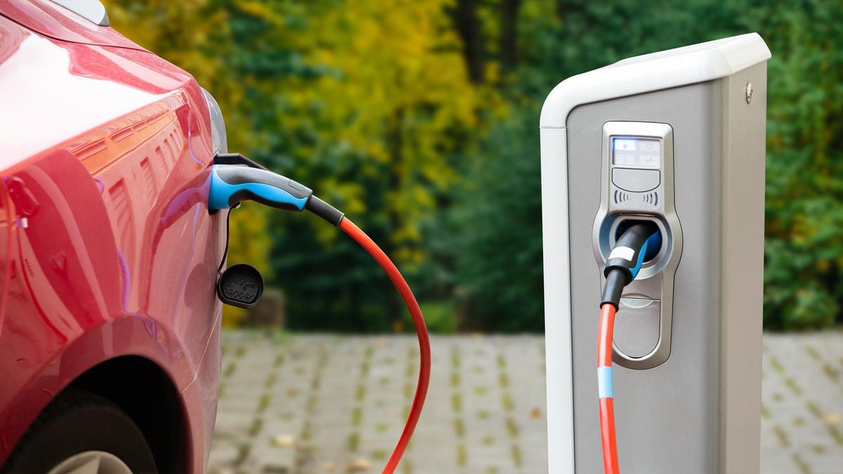 The Maturing Electric Vehicle Market: Innovations, Adoption, and Infrastructure
